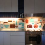 Príklad plastovej zástery v interiéri kuchyne
