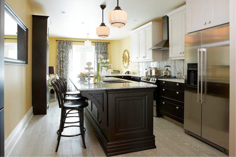Kombinasjonen av gul og svart i kjøkkenets indre
