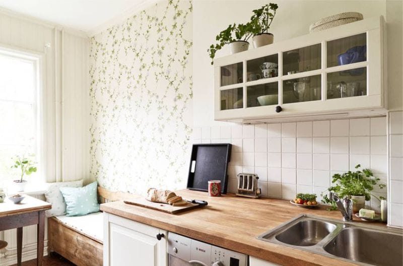 Giấy dán tường màu xanh nhạt trong nội thất nhà bếp