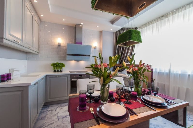 Green and fuchsia in the interior of the kitchen