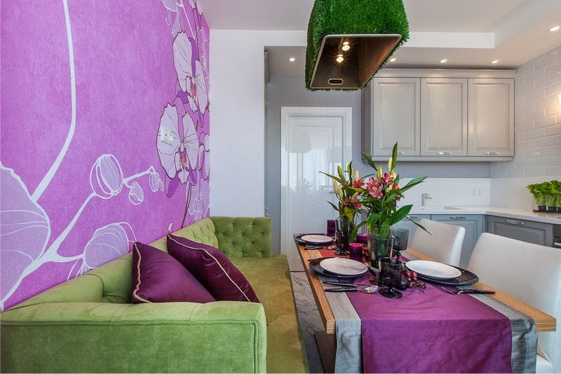 Green and fuchsia in the interior of the kitchen