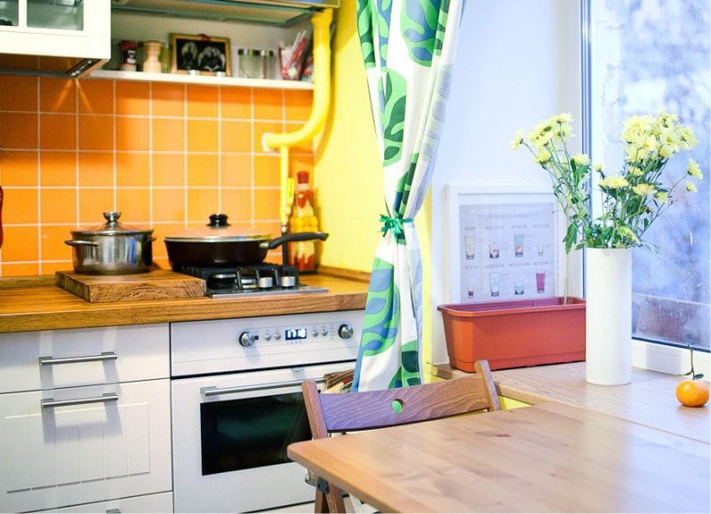 Žltá a zelená farba v interiéri kuchyne