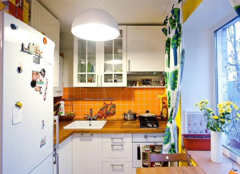 Gele en groene kleur in het interieur van de keuken