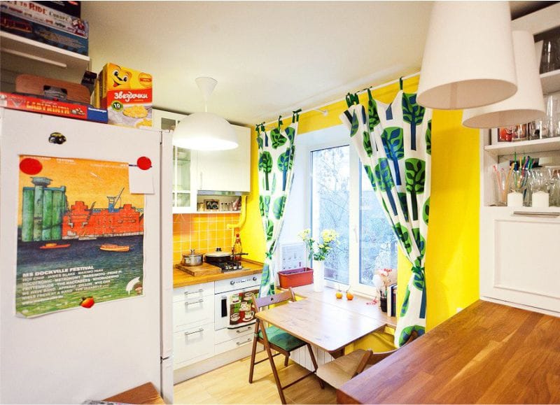 Geltonos ir žalios spalvos virtuvės viduje