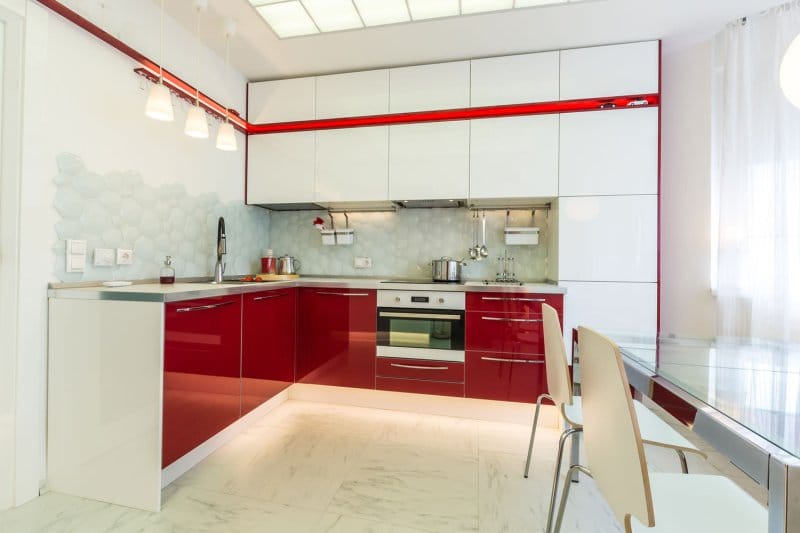 Interiør rødhvidt køkken