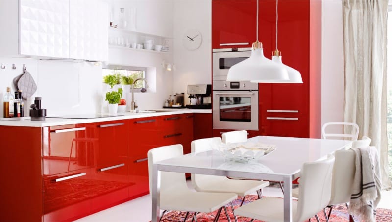 Czerwone wnętrze kuchni