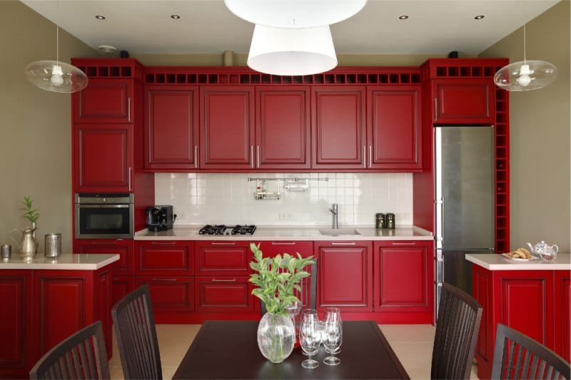 Klasická červená kuchyňa