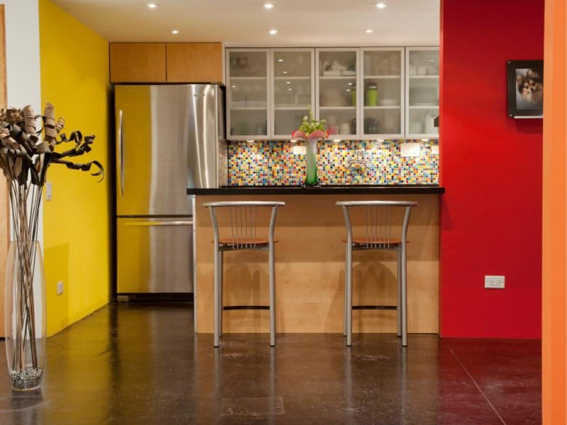 ผนังสีแดงและสีเหลืองในห้องครัว