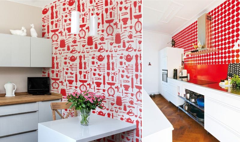 Raudona tapetai virtuvės viduje