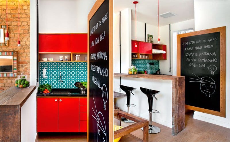 Malá červená kuchyně v interiéru