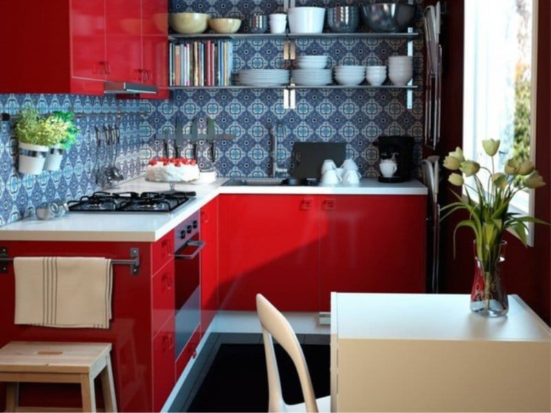 Mėlyna raudona virtuvė