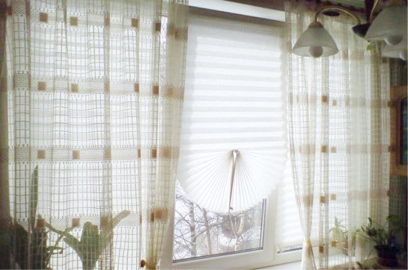 A függönyökkel kombinált tapéták vakok