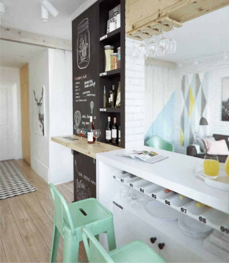 Bartheke in der Nische der Trennwand in der Küche im Stil eines Cafés