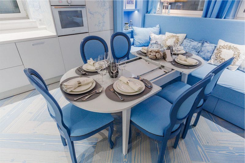 Witte en blauwe keuken