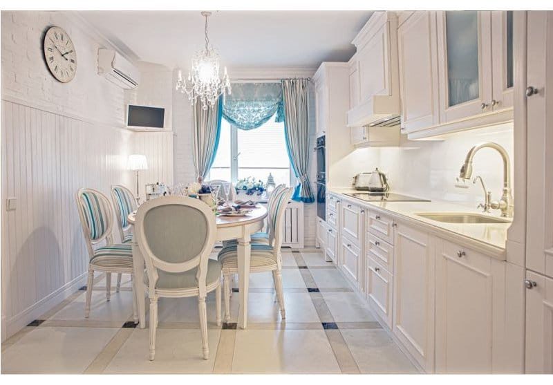Baltos ir mėlynos Provanso stiliaus virtuvės