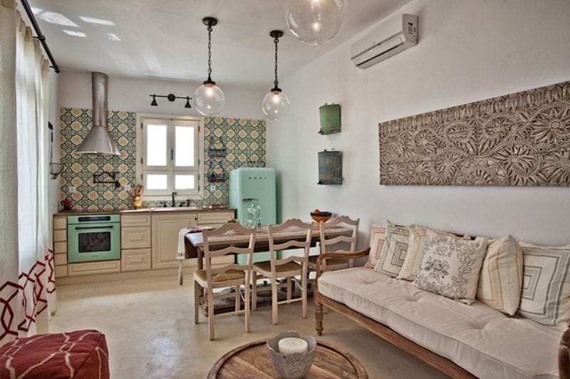 Mediterranean-style beige kitchen na may asul na accent
