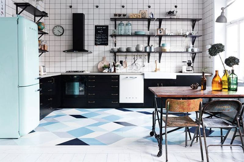 Juodos ir mėlynos virtuvės interjeras