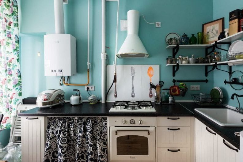Cor preta e azul no interior da cozinha no estilo da Provence