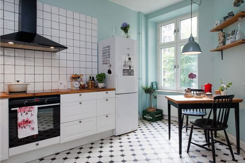 Čierna a modrá farba v interiéri kuchyne