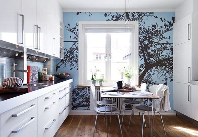 Papel pintado azul en el interior de la cocina.