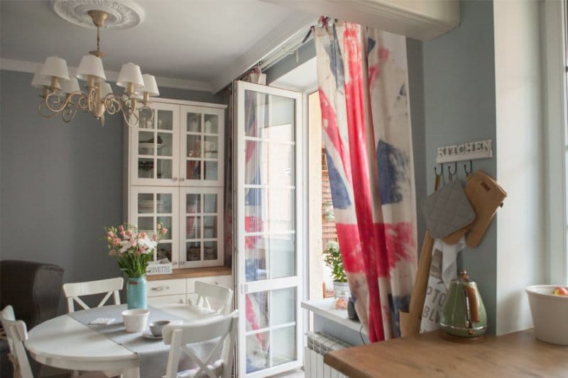 การตกแต่งภายในของห้องครัวในสไตล์อังกฤษและผ้าม่านในรูปแบบของธงชาติอังกฤษ