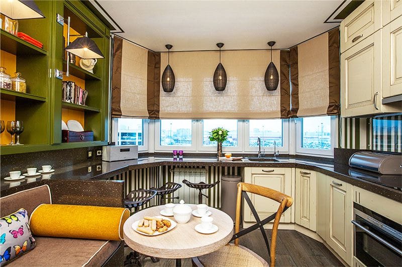 Interiér kuchyne v štýle Cafe s dvoma jedálenskými stolmi