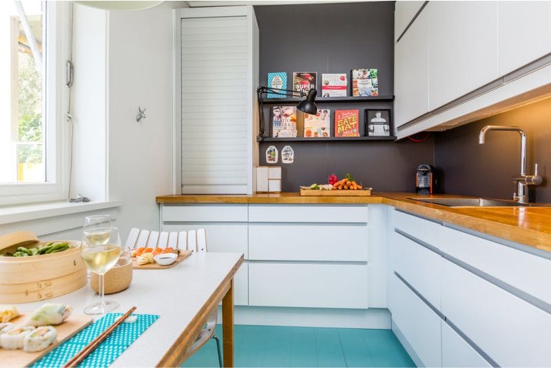 Hnedá a modrá farba v interiéri kuchyne