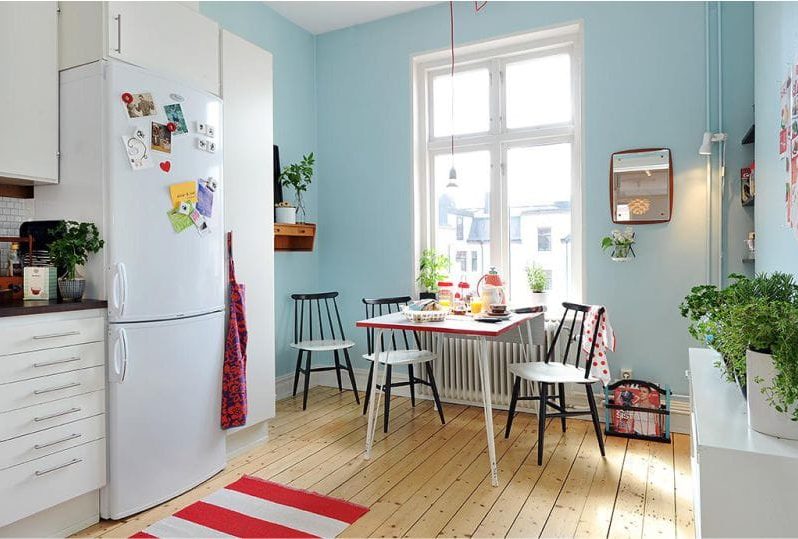 Červená a modrá barva v interiéru kuchyně