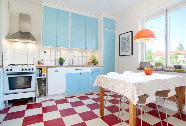 Červená a modrá barva v interiéru kuchyně