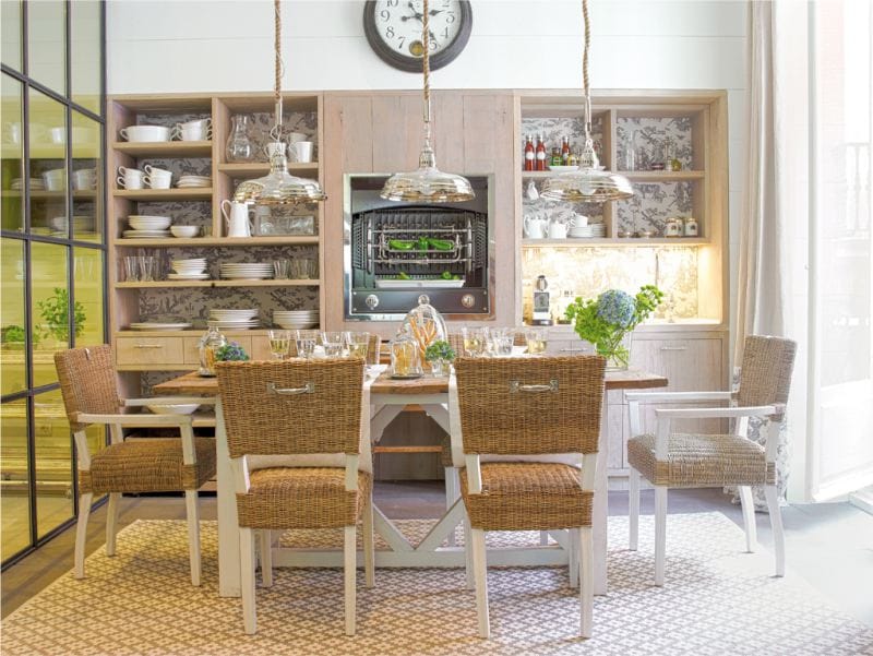 Keuken in mediterrane stijl met houten en rieten meubels