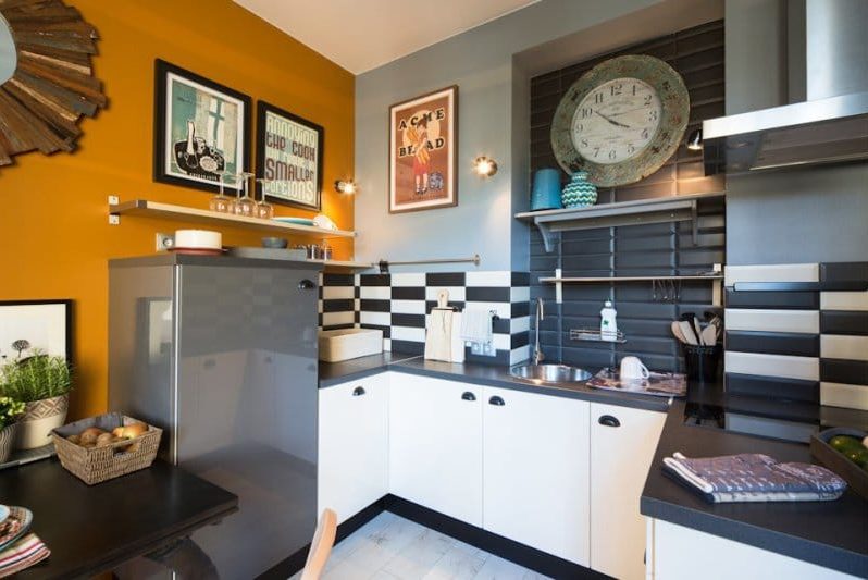 Cafe style kitchen na may orange accent wall