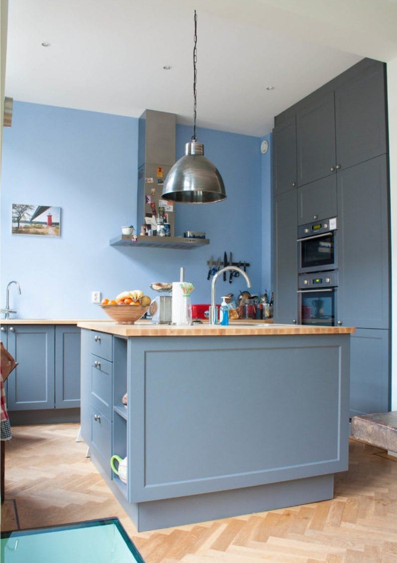 Mustavalkoinen sininen gamma keittiön sisätiloissa