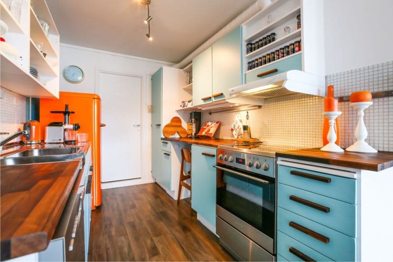 Oranžinė-mėlyna spalva virtuvės viduje