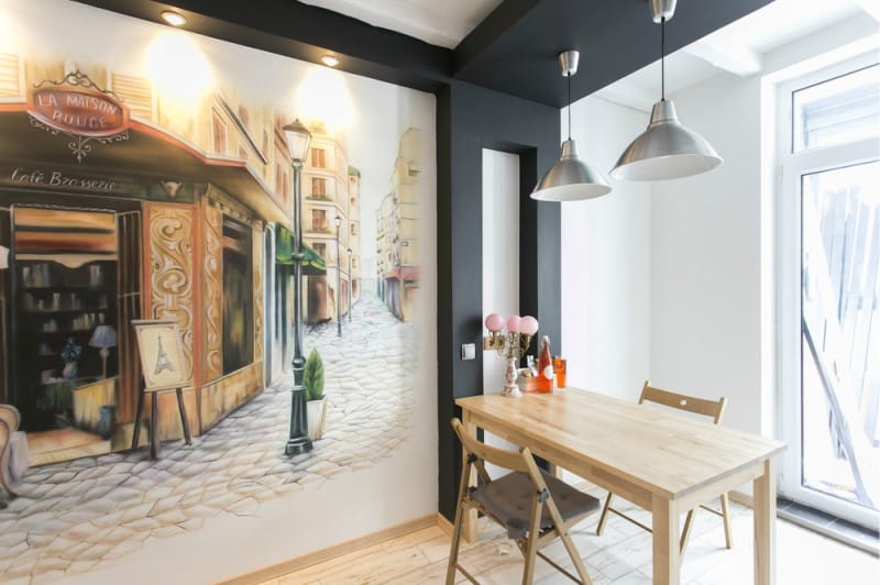 Dibuixant la paret de la cuina sobre el tema de la cafeteria francesa