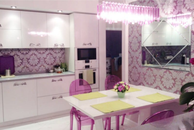 Pink accents in the interior of the kitchen