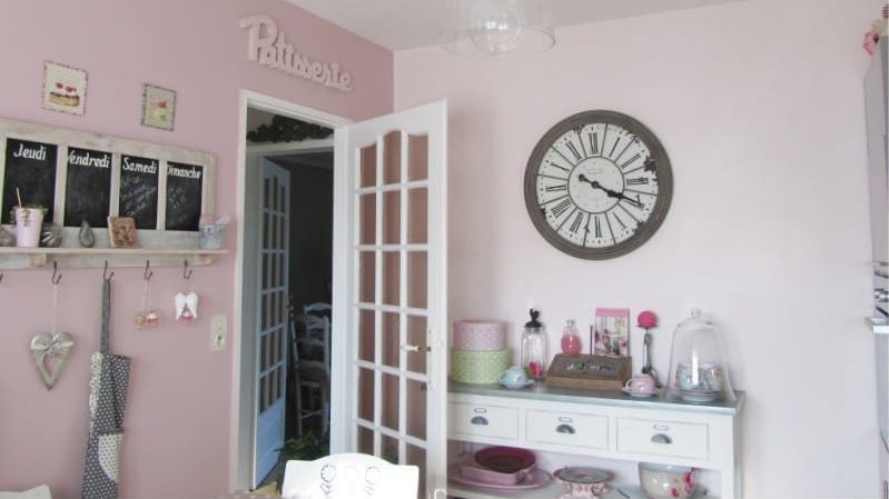 Gray-pink kitchen in the style of a cafe