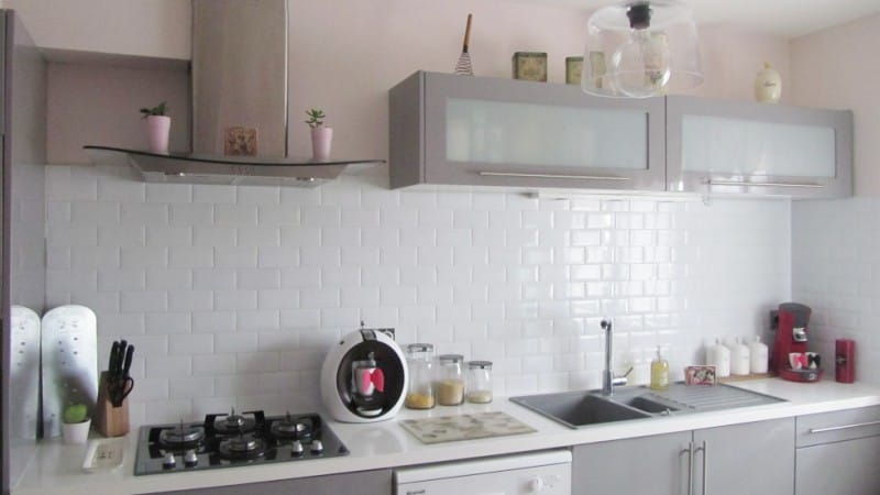 Gray-pink kitchen in the style of a cafe