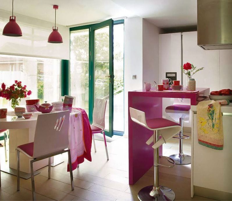 The combination of fuchsia and white in the interior of the kitchen