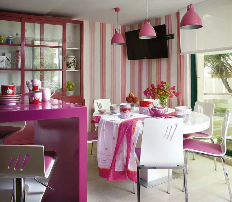 The combination of fuchsia and white in the interior of the kitchen