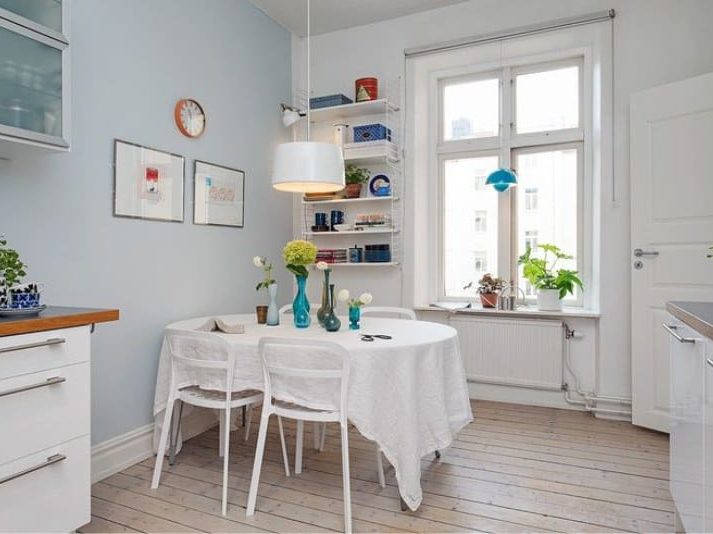 קירות כחולים בהירים בתוך המטבח