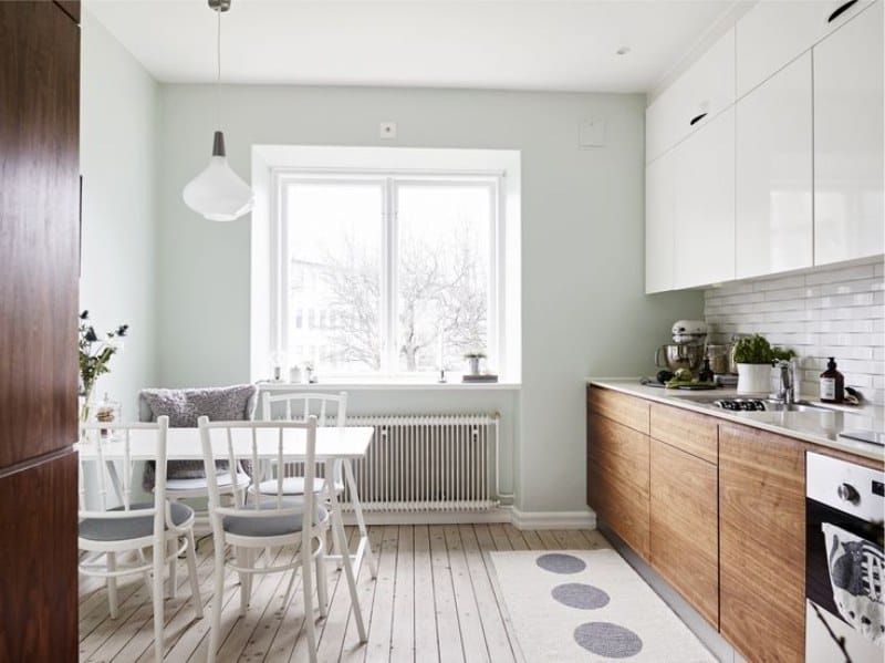 Bức tường màu xanh nhạt trong nội thất của nhà bếp