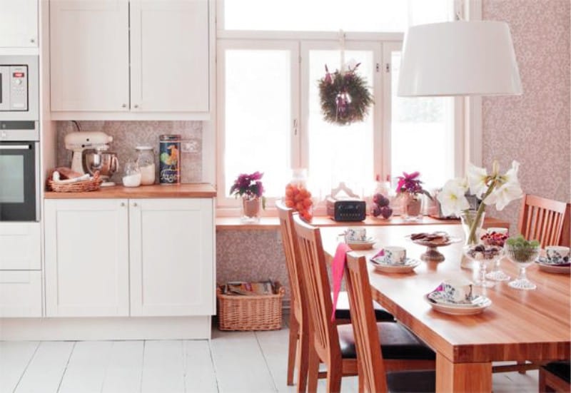 Light pink wallpaper in the interior of the kitchen