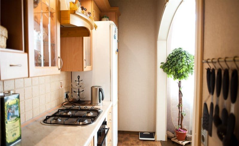 Engelsk bue i interiøret mellem køkken og stue