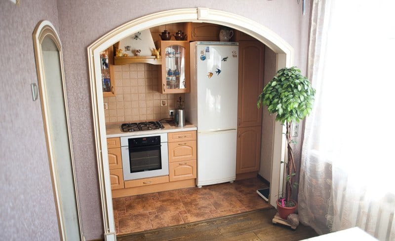 English arch in the interior between the kitchen and living room