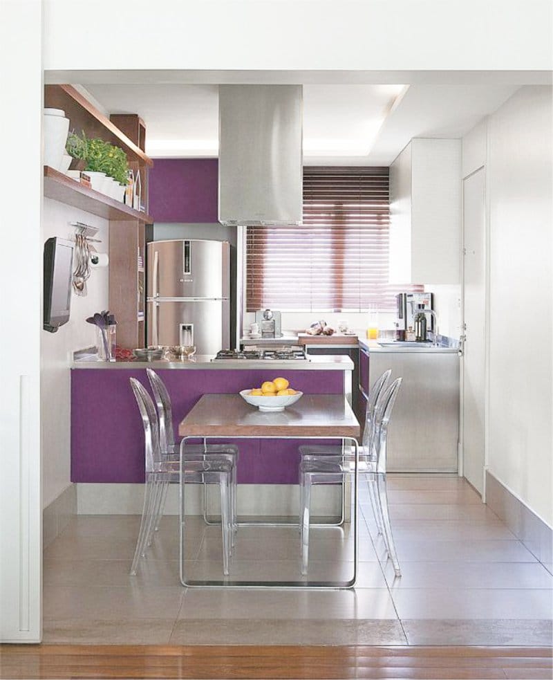 Weiße und violette Küche