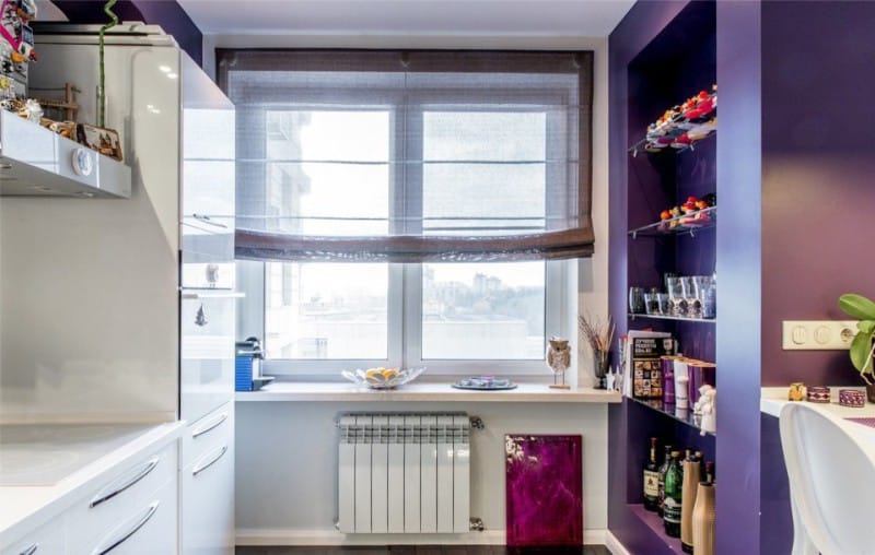 Baltā un violeta virtuve