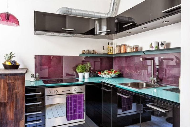 Cozinha preta e roxa