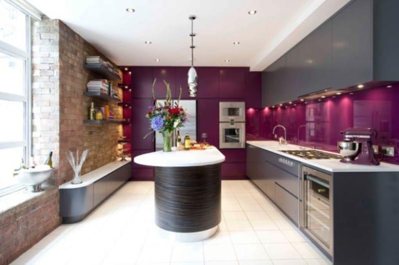 Čierna a fialová kuchyňa
