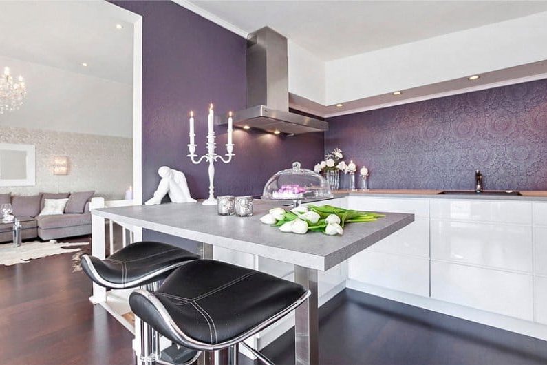 Purple wallpaper in the interior of the kitchen