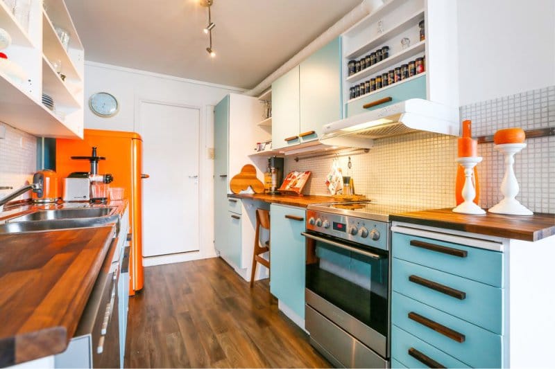 สีฟ้าและสีส้มในการตกแต่งภายในของห้องครัว